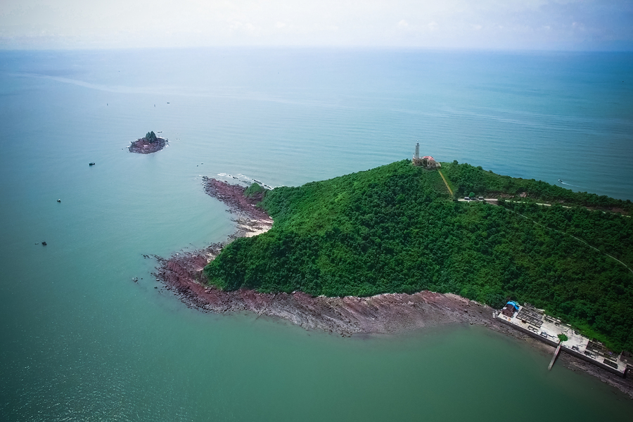 The lighthouse in Vinh Thuc island
