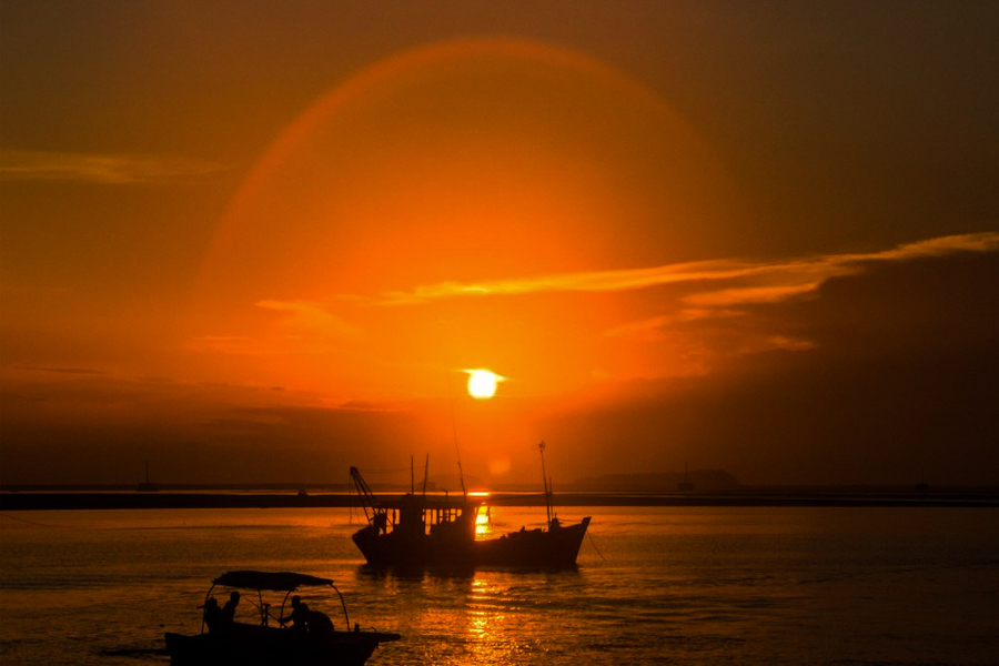 Sunset on Vinh Thuc island